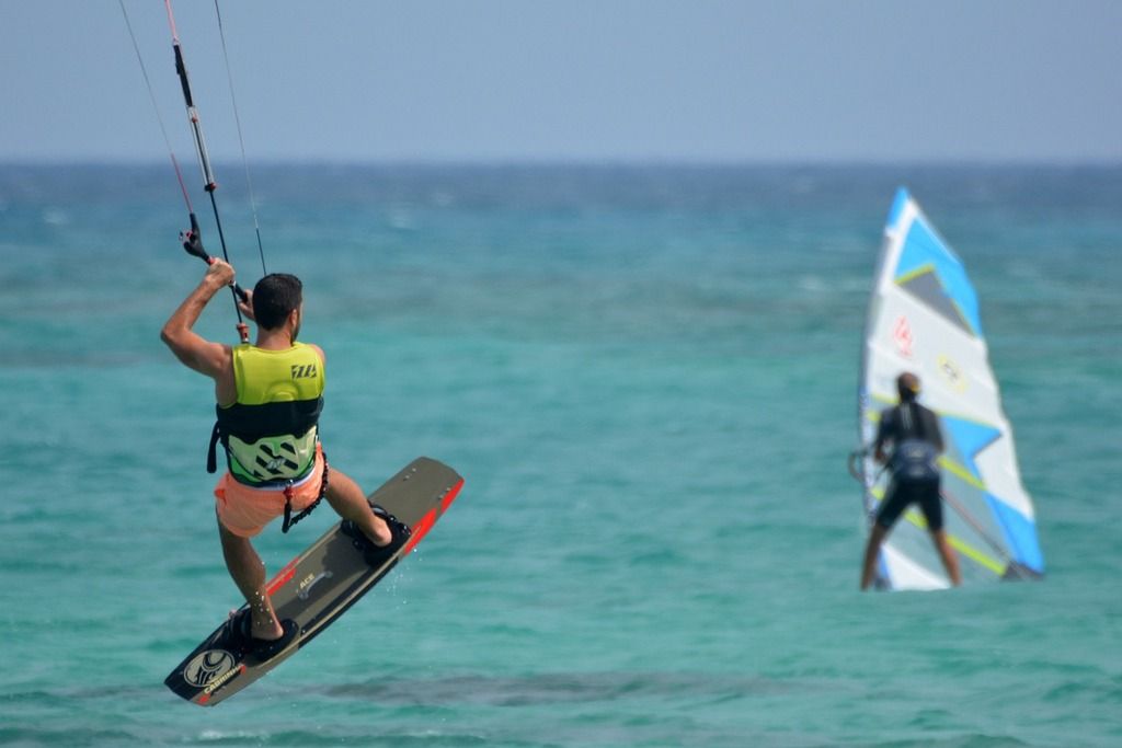 Personne pratiquant le kitesurf sur l'eau claire de Fuerteventura