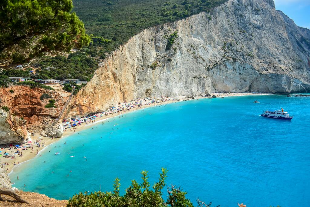 Plage paradisiaque de Porto Katsiki sur l'île de Lefkada, Grèce, avec ses falaises blanches et ses eaux turquoise.