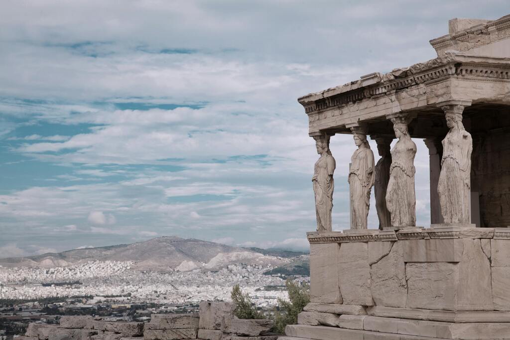 Vue sur l'Érechthéion sur l'Acropole d'Athènes, célèbre pour ses Cariatides et son architecture antique.