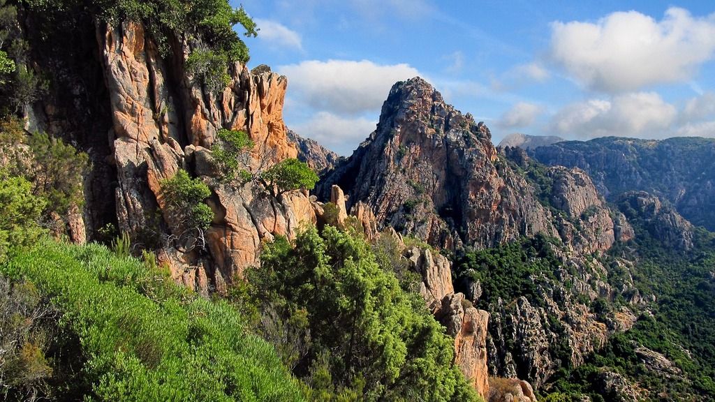 Randonnées en Corse : Les Meilleurs Sentiers pour les Amateurs de Trekking