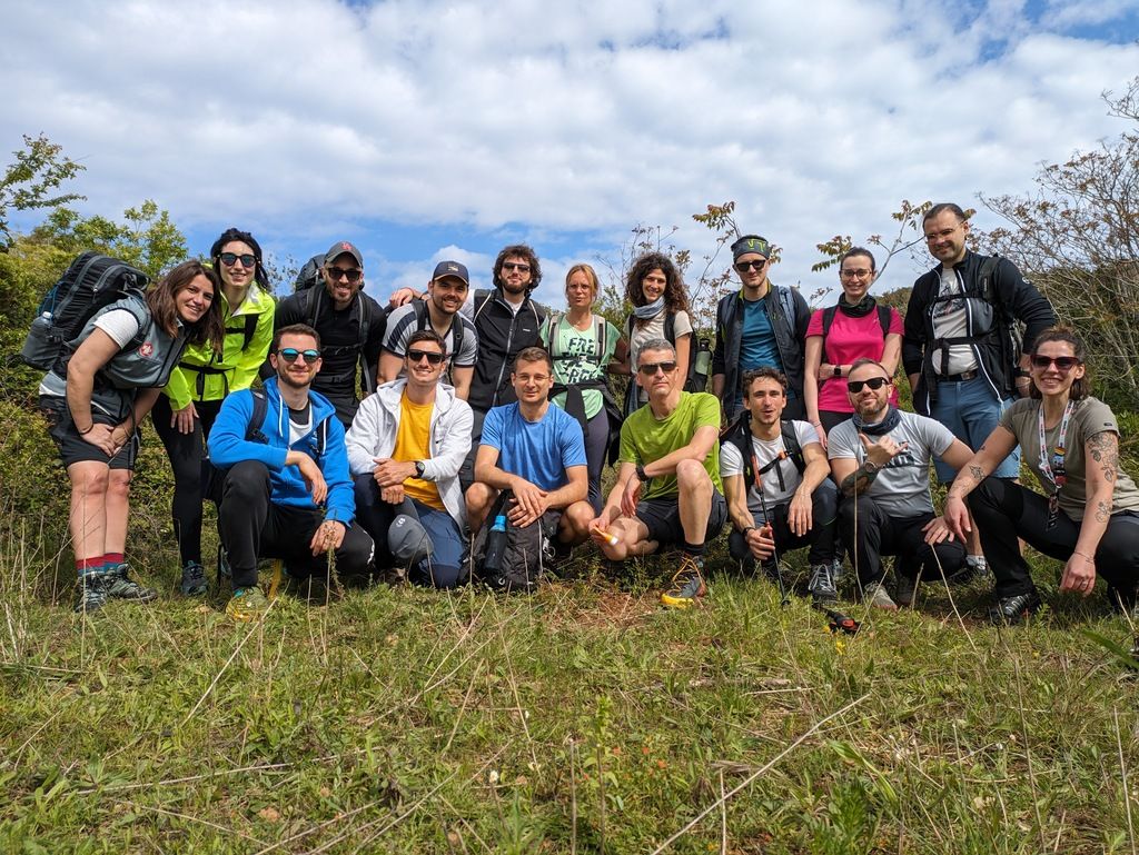 Groupe de randonneurs souriants en pleine nature en Corse, prêts pour une aventure en trekking avec WeRoad.