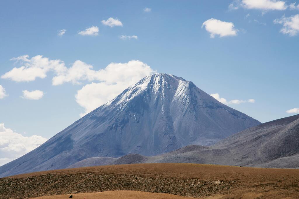 Volcan Licancabur, Chili, avec son sommet enneigé dominant le paysage désertique.