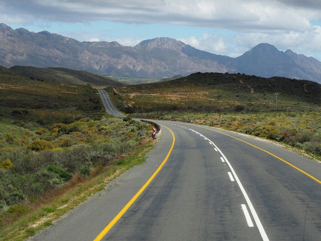 Route panoramique traversant un paysage montagneux en Afrique du Sud