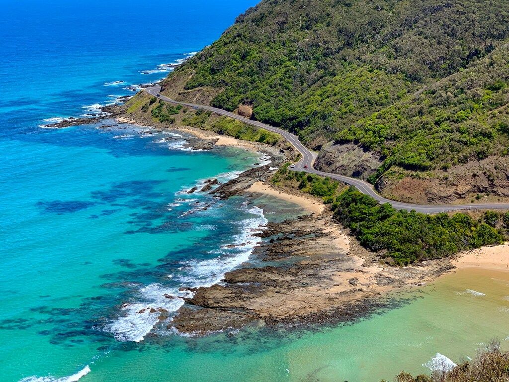 Vue aérienne de la Great Ocean Road en Australie bordée d'eaux turquoise