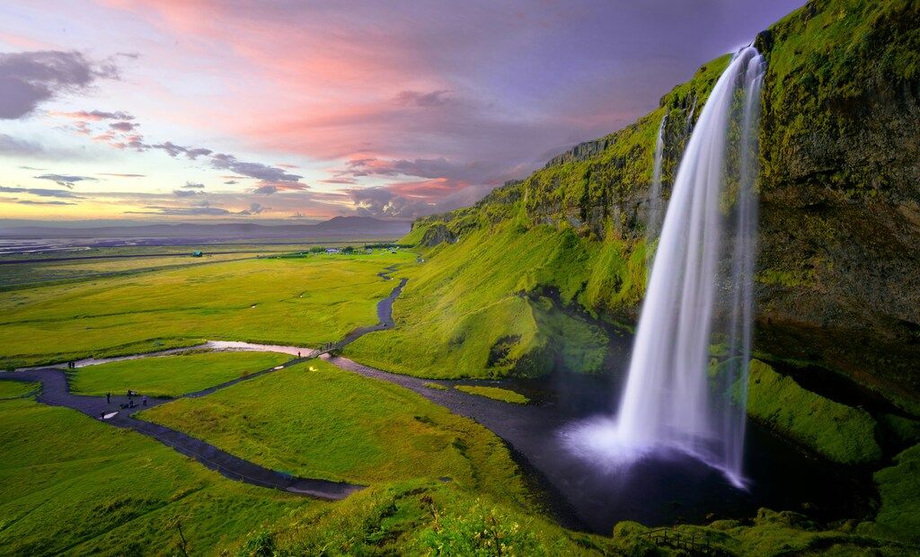 Cascade Seljalandsfoss en Islande au coucher du soleil