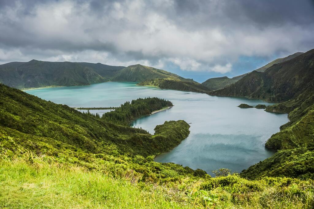 São Miguel: paysage panoramique du Lagoa do Fogo, avec ses eaux turquoise et sa végétation luxuriante