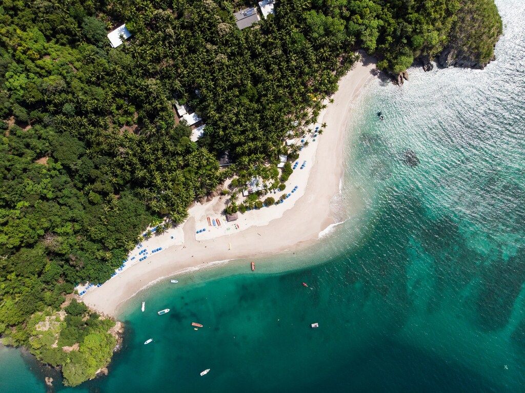 Vue aérienne d'une plage tropicale au Costa Rica entourée de forêt luxuriante