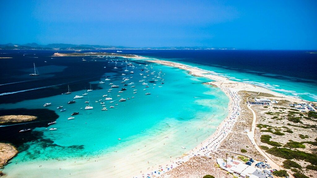 Panorama aérien des eaux turquoise de Formentera remplies de voiliers
