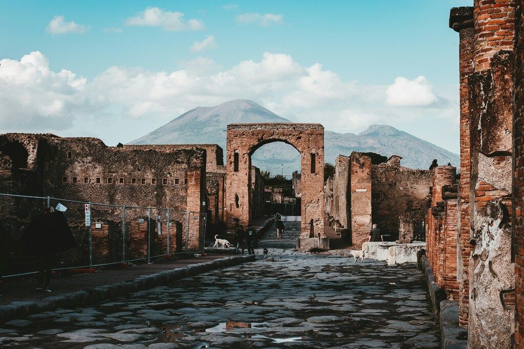 Ruines antiques de Pompéi avec le mont Vésuve en arrière-plan