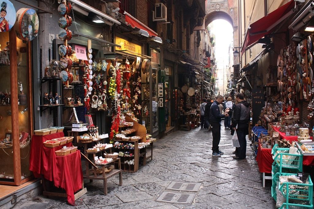 Marché animé à Naples avec des étals remplis de souvenirs traditionnels et de décorations colorées