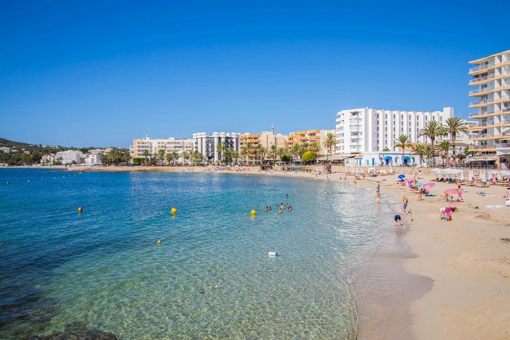 Sant Antoni à Ibiza avec hôtels et vacanciers en été