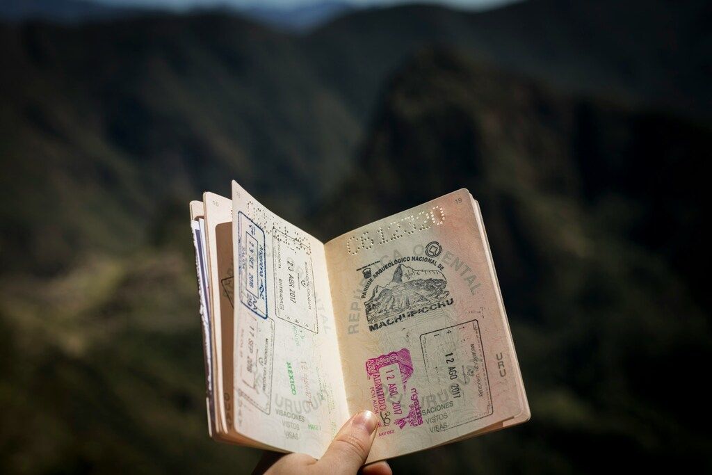 Passeport ouvert avec de nombreux timbres de visa de voyage.