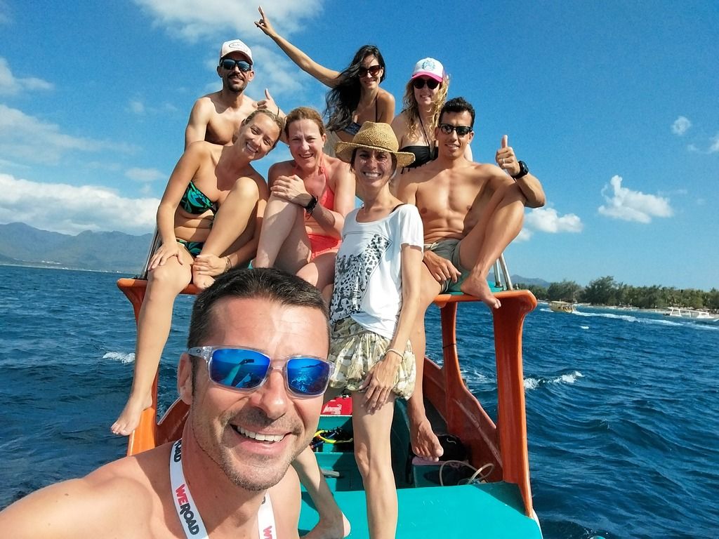 voyage organisèe WeRoad en pleine mer sous un ciel ensoleillé, en tenue estivale.
