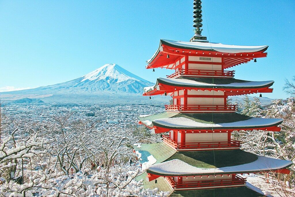 La pagode Chureito sous la neige avec le mont Fuji majestueux à l’arrière-plan.