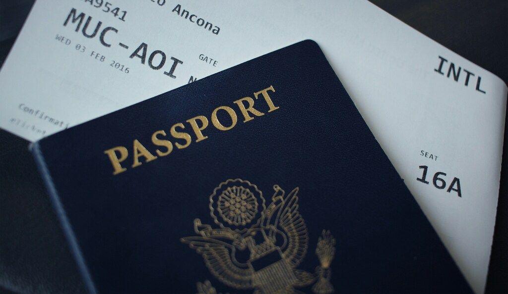 Passeport américain posé sur une carte d’embarquement pour un vol international entre Munich et Ancône.