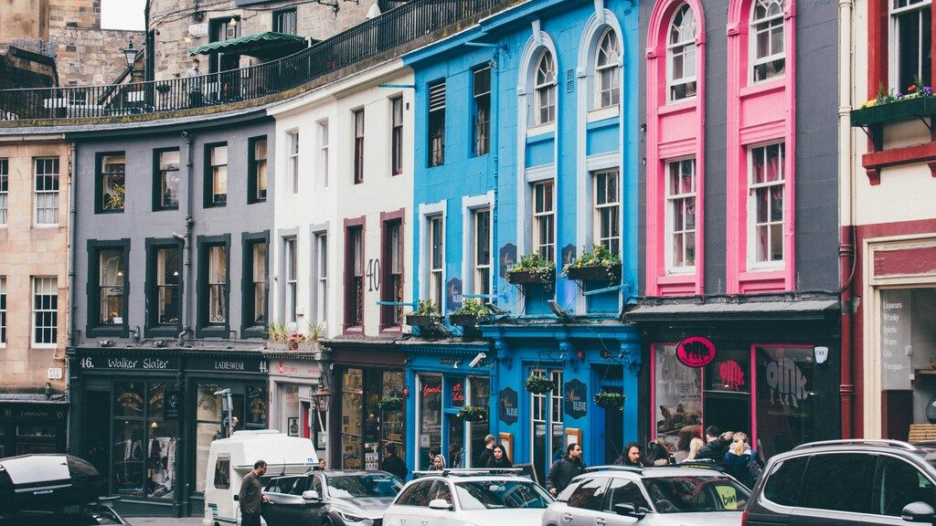 Façades colorées de Victoria Street, l'une des rues les plus emblématiques d'Édimbourg
