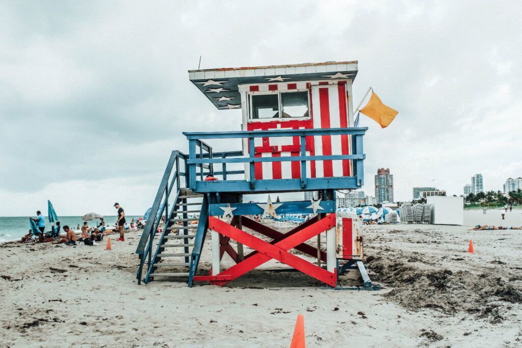 Cabane de sauveteur colorée sur la plage de Miami.

