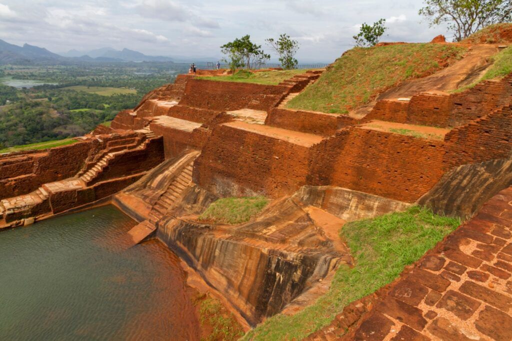 Ruines du palais royal et piscines au sommet de Sigiriya, avec vue panoramique.