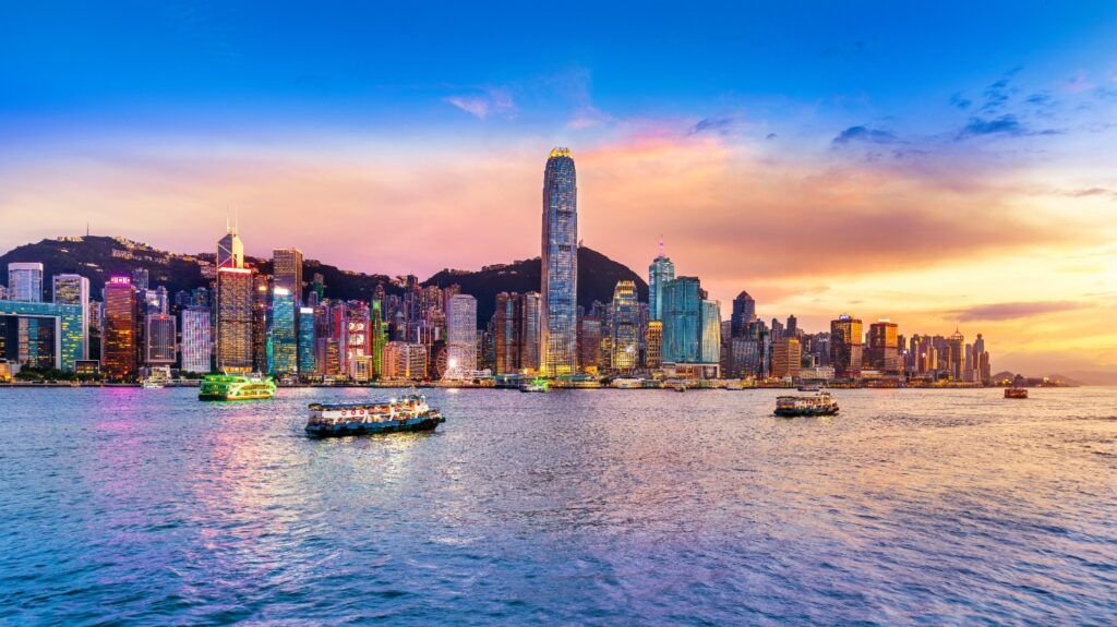 Skyline de Hong Kong au coucher du soleil sur le Victoria Harbour.