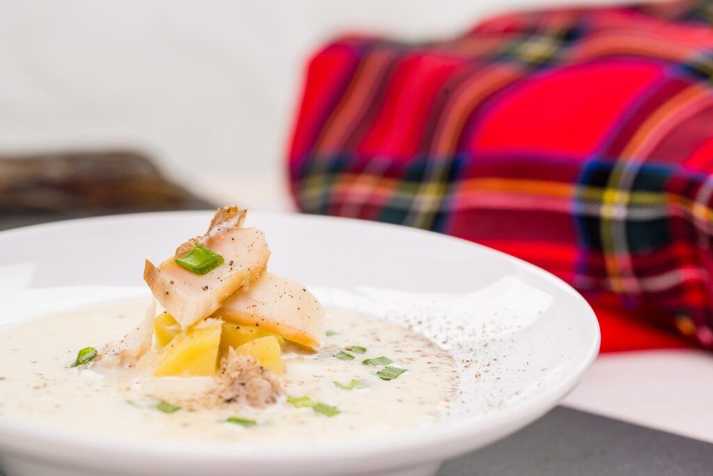 Cullen Skink (schottische Suppe) mit geräuchertem Schellfisch und Kartoffeln