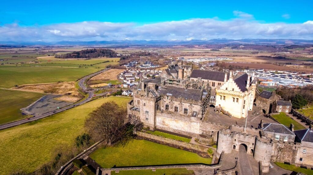 Vue aérienne du Château de Stirling dominant la ville et les plaines
