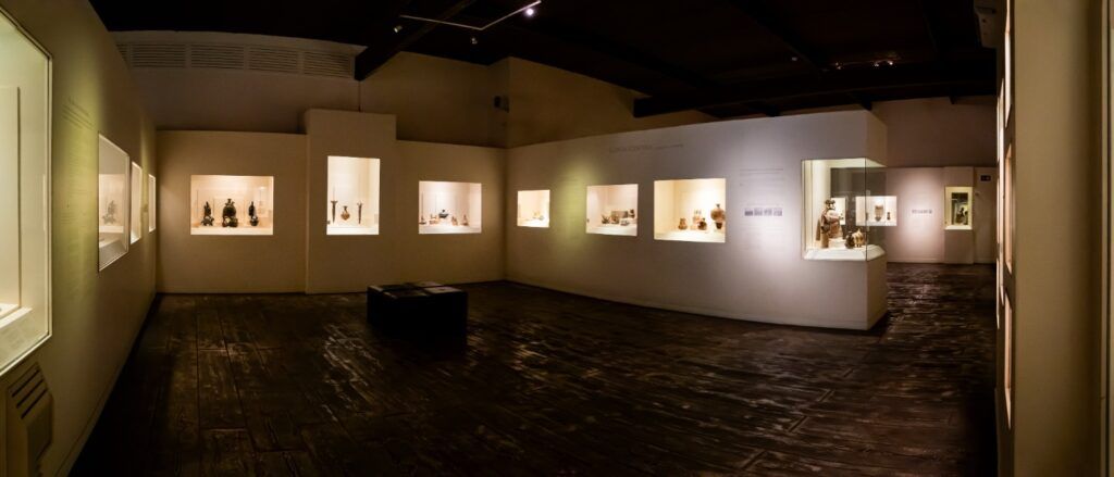 Intérieur du musée Larco à Lima avec collection d'artefacts précolombiens.
