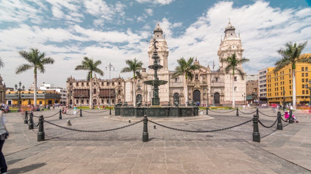 Plaza Mayor Lima avec fontaine centrale et façade coloniale de la Cathédrale.