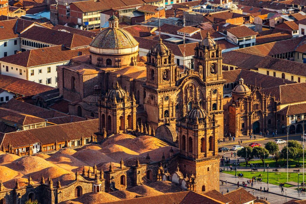 Vue aérienne de la majestueuse Cathédrale de Cusco et des bâtiments coloniaux environnants.