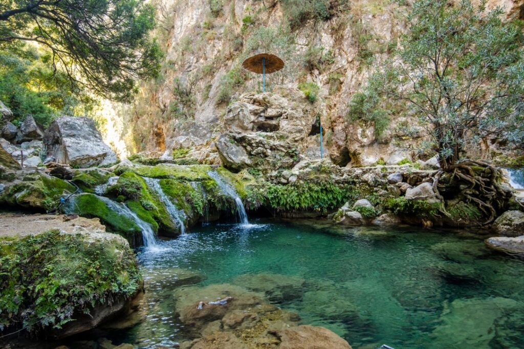 Piscine naturelle aux eaux turquoise et cascades dans les gorges d'Akchour, près de Chefchaouen.