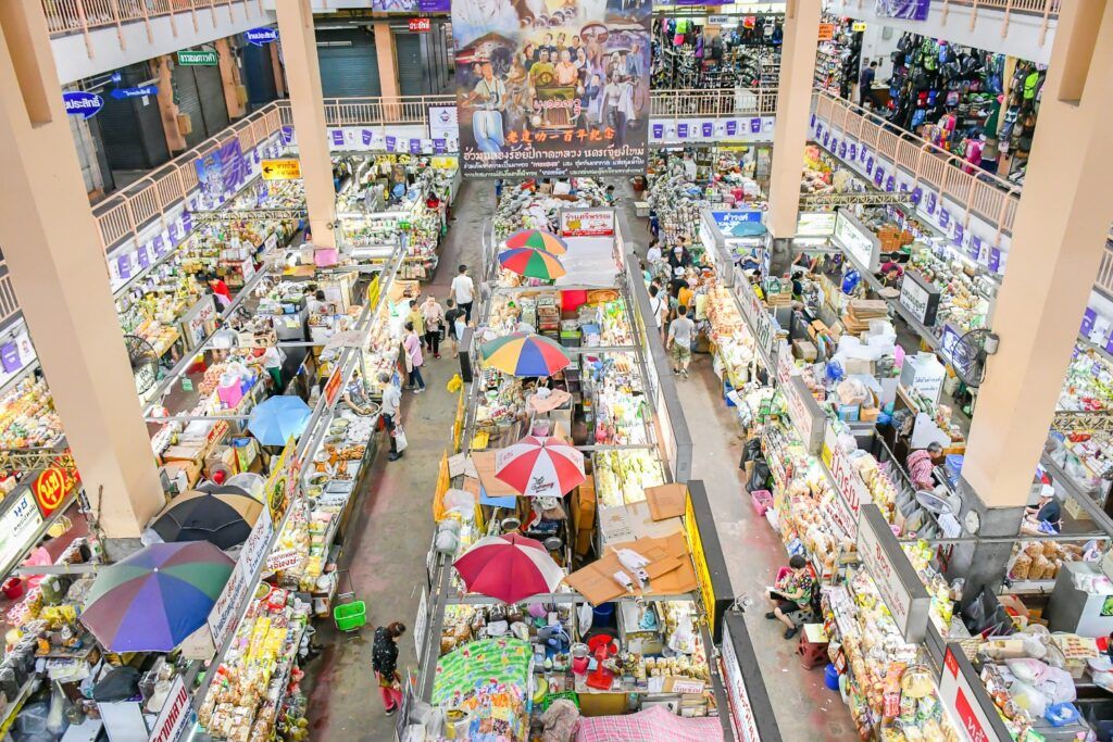 Intérieur animé du marché de Warorot, un lieu de vie authentique à Chiang Mai.
