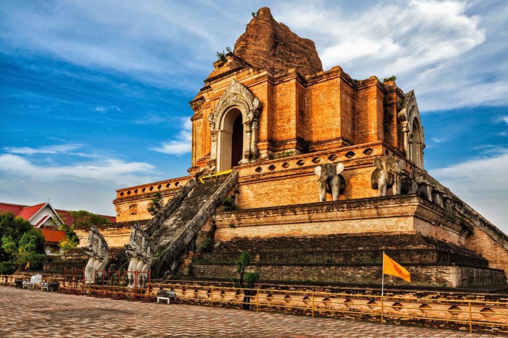 Les ruines imposantes du grand chedi en briques du Wat Chedi Luang.